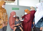Pantau Vaksinasi Dosis Pertama di Menganti, Wabup: Jangan Takut!