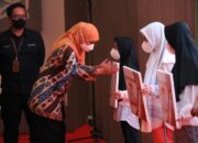 Gubernur Jawa Timur Kofifah Indarparawansa hadir di acara Alumni AKABRI 1996 gelar vaksin massal dan bagi sembako, Kamis (23/9/2021)./ Wicak