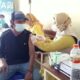 Polsek Benjeng bekerjasama dengan RS Wates Husada Balongpanggang vaksinasi warga Desa Jati Rembe, Jumat (24/9/2021)./ Foto: Bram