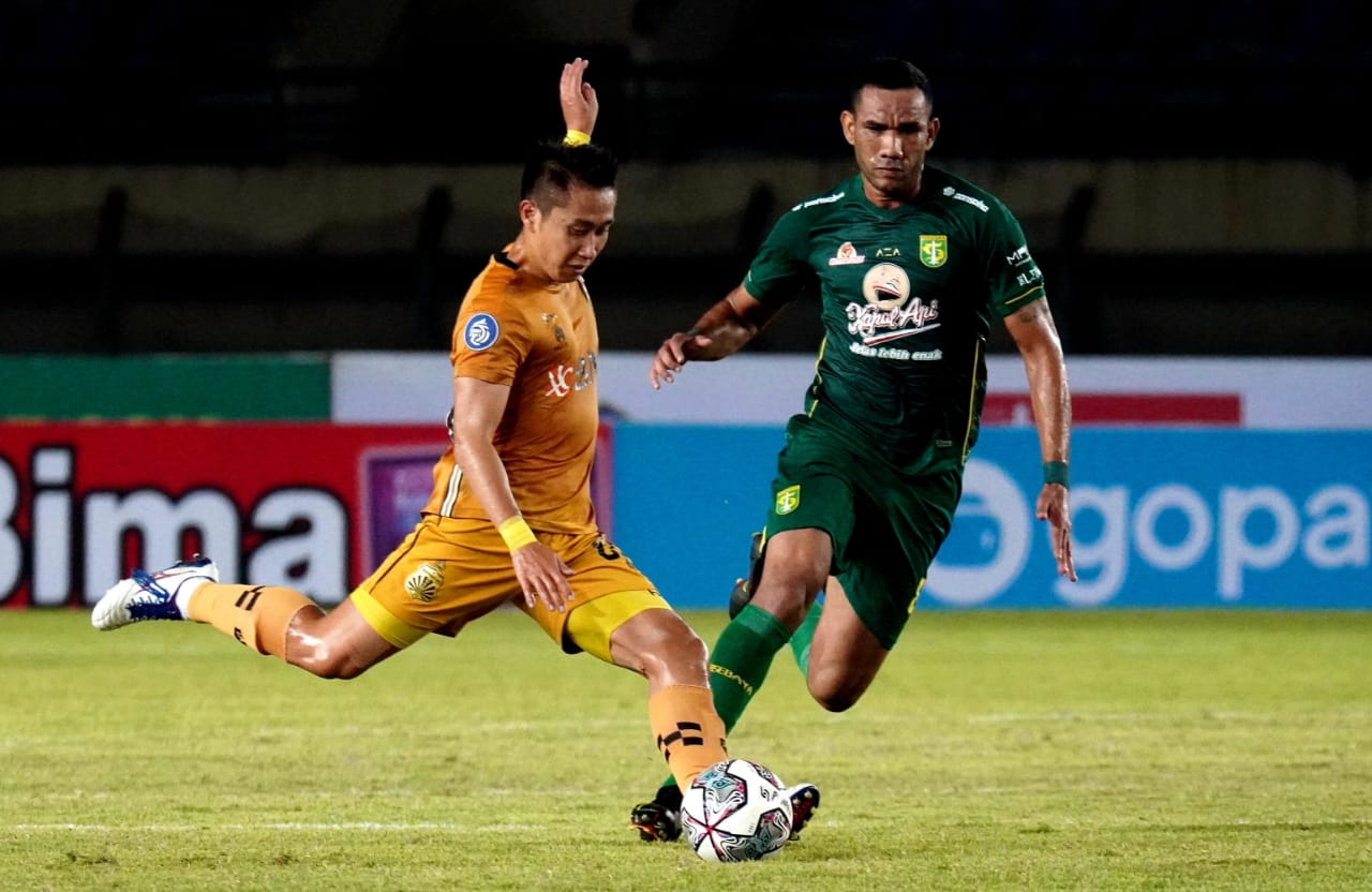 Pemain Persebaya (hijau) berusaha mengganggu pemain Bhayangkara FC (kuning) pada laga liga 1 musim 2021/2022 di stadion Jalak Harupat, Jumat (24/9/2021)./ Foto: Bhayangkara FC.