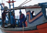 Petugas Satpoairud Polres Gresik saat melakukan patroli penangkapan nelayan yang mencari ikan dengan jaring trawl di perairan Bawean/ Foto: Bram