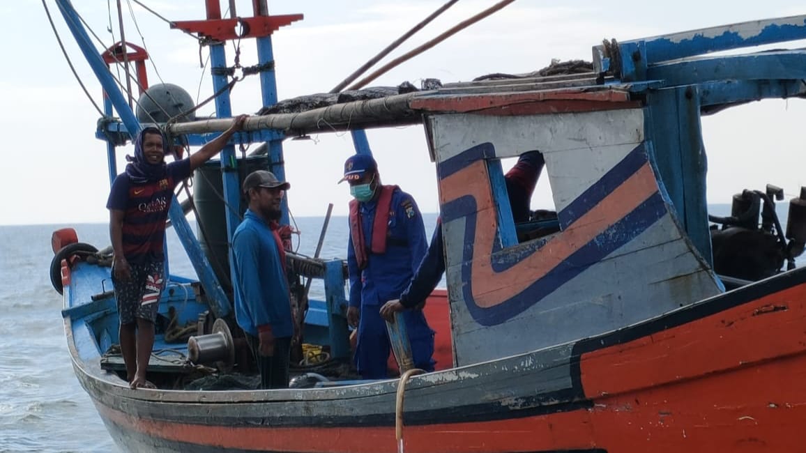 Petugas Satpoairud Polres Gresik saat melakukan patroli penangkapan nelayan yang mencari ikan dengan jaring trawl di perairan Bawean/ Foto: Bram