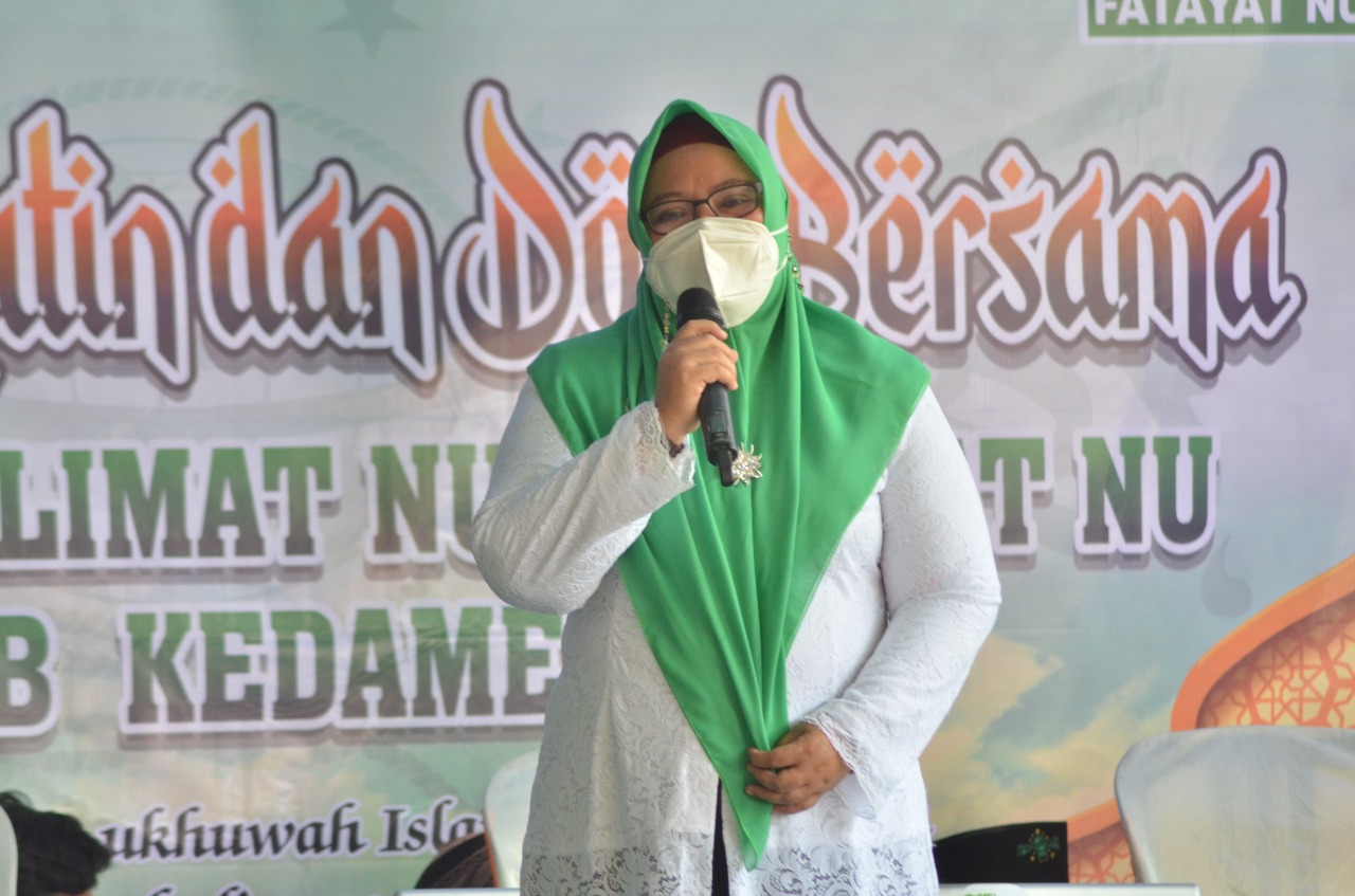 Wakil Bupati Gresik Aminatun Habibah saat memberi sambutan di acara Muslimat dan Fatayat NU, Minggu (26/9/2021)./ Foto: Humas Pemkab Gresik