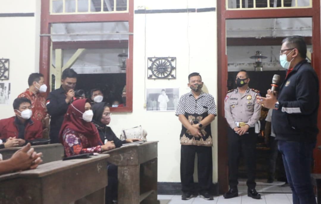 Sekjen PDIP, Hasto Kristyanto saat mengunjungi tempat sekolah Soekarno kecil di SDN Purwotengah, Kecamatan Kranggan, Minggu (26/9/21) malam. (Susan)