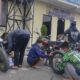 Pelanggar sedang mengganti knalpot Brong (Freeflow) yang disita oleh petugas Satuan Lalu Lintas (Satlantas) Polresta Mojokerto./ Foto: Susan
