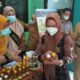 Walikota Mojokerto Ning Ita saat melihat produk olahan jamu anti virus bikinan siswa SMPN 3 Kota Mojokerto, Selasa (28/9/2021)./ Foto: Susan