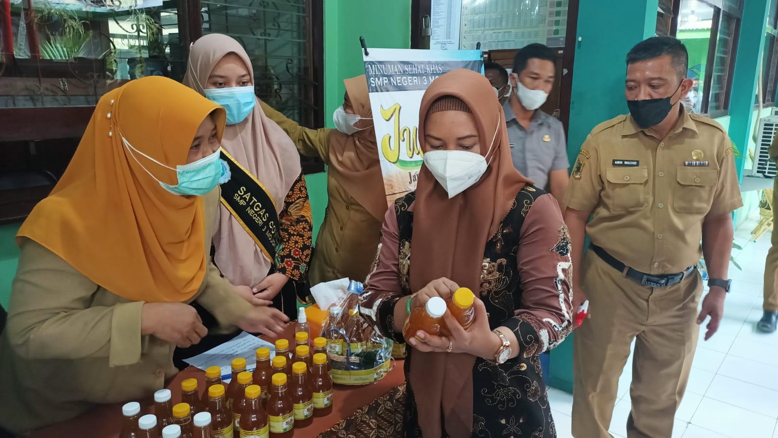 Walikota Mojokerto Ning Ita saat melihat produk olahan jamu anti virus bikinan siswa SMPN 3 Kota Mojokerto, Selasa (28/9/2021)./ Foto: Susan