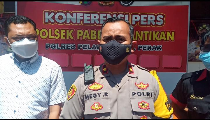 Kapolsek Pabean Cantikan Kompol Hegy Renanta saat memberi keterangan media penembakan resedivis curnamor sekaligus pemakai narkoba, Kamis (30/9/2011)./ Foto: Wicak