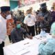 Panglima Komando Armada (Pangkoarmada) II Laksda TNI Dr. Iwan Isnurwanto bersama Bupati Gresik Fandi Akhmad Yani meninjau vaksinasi di wisma A. Yani, Kamis (30/9/2021)./ Foto: Bram