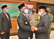 Achmad Washil Miftahul Rachman (kanan) usai dilantik Bupati Gresik Fandi Akhmad Yani menjadi Sekretaris Daerah (Sekda), Kamis (30/9/2021) di kantor Pemkab./ Foto: Bram