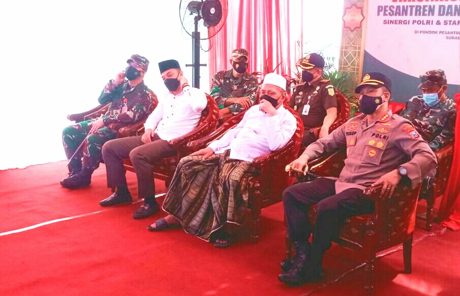 Walikota Surabaya Eri Cahyadi bersama Kapolrestabes Kombes Pol Akhmad Yusep Gunawan memantau vaksinasi Merdeka di Ponpes Sunan Kalijogo, Selasa (7/9/2021).