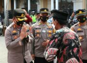 Kapolres Gresik AKBP Arief Fitrianto saat meninjau vaksinasi di Ponpes Metal Desa Pongangan Manyar, Selasa (7/9/2021).