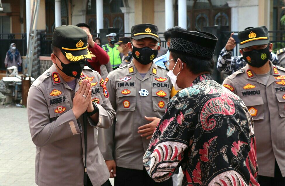 Kapolres Gresik AKBP Arief Fitrianto saat meninjau vaksinasi di Ponpes Metal Desa Pongangan Manyar, Selasa (7/9/2021).