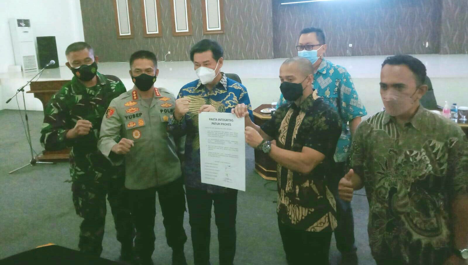 Kapolrestabes Surabaya Kombes Pol Akhmad Yusep Gunawan dan Danrem 084 Bhaskara Jaya, Bakesbang dan Satgas Covid-19 beserta perwakilan RHU menunjukkan tanda tangan Pakta Integritas patuh prokes, Jumat (11/9/2021).