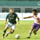 Pemain Persik Kediri (pink) berusaha menahan gerak pemain Persikabo 1973 pada laga liga 1 musim 2021/2022, Jumat (17/9/2021).