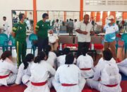 Pelatih sedang memberikan arahan kepada atlet karate PON XX Jatim, Selasa (21/9/2021)./ Foto: Dipo