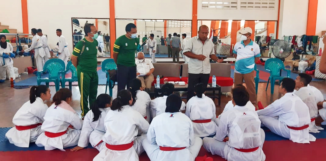 Pelatih sedang memberikan arahan kepada atlet karate PON XX Jatim, Selasa (21/9/2021)./ Foto: Dipo