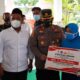 Kapolres Gresik AKBP Mochamad Nur Azis bersama Forkopimda salurkan Bantuan Tunai ke pedagang kaki lima dan warung di Driyorejo, Selasa (21/9/2021)./ Foto: Ist