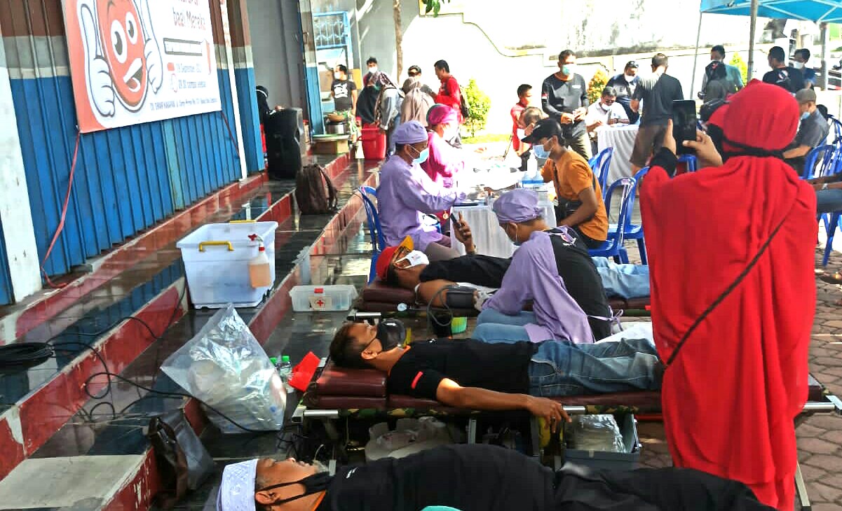 Suasana aksi bakti sosial donor darah Paguyuban Warga Gresik (Pager) Bali, Minggu (19/9), di Denpasar lalu./Foto: Jay