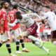 Pemain Aston Villa Kortney Hause melakukan selebrasi usai cetak gol menit 88 jelang laga akhir babak kedua ke gawang Manchester United, Sabtu (25/9/2021)./ Foto: Flashscore
