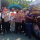 Kapolrestabes Surabaya, Kombes Pol Ahmad Yusep Gunawan bersama komunitas Jogo Boyo vaksinasi warga Margorukun, Minggu (26/9/2021)./ Wicak