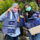 Dua siswi SMANSA Gresik, Kyko dan Mashia menunjukkan tas trendy multi fungsi hasil karyanya dengan hiasan batik khas Gresik./ Foto: Bram