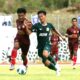 Pemain sepakbola PON Jatim (hijau) berusaha melewati pemain PON Sulawesi Selatan, Senin (27/9/2021)./ Foto: Dipo.