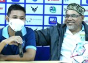 Pelatih Persela Lamongan Iwan Setiawan (kanan) bersama Gian Zola usai pertandingan di konferensi pers, Selasa (28/9/2021)./ Foto: PT LIB