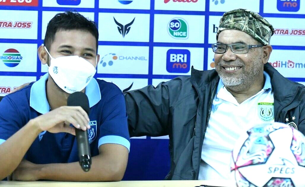 Pelatih Persela Lamongan Iwan Setiawan (kanan) bersama Gian Zola usai pertandingan di konferensi pers, Selasa (28/9/2021)./ Foto: PT LIB
