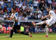 Pemain Real Madrid, Karim Benzema (putih) mencetak gol ke gawang Espanyol, Minggu (3/10/2021)./ Foto: Flashscore