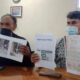 Joko Kustoro (kiri) saat menunjukkan dokumen terkait dugaan penipuan CSR fiktif, Senin (4/10/2021)./ Foto: Wicak