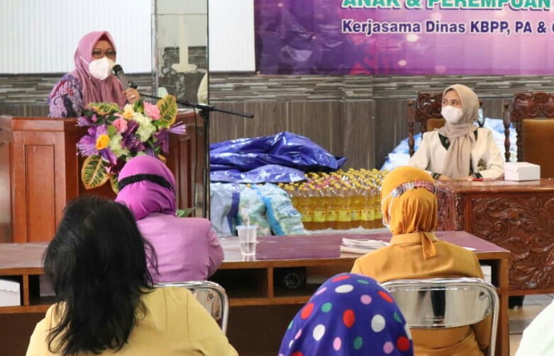 Wabup Gresik Aminatun Habibah hadiri seminar pencegahan kekerasan anak dan perempuan di era pandemi, Jumat (8/10/2021)./ Foto: Bram