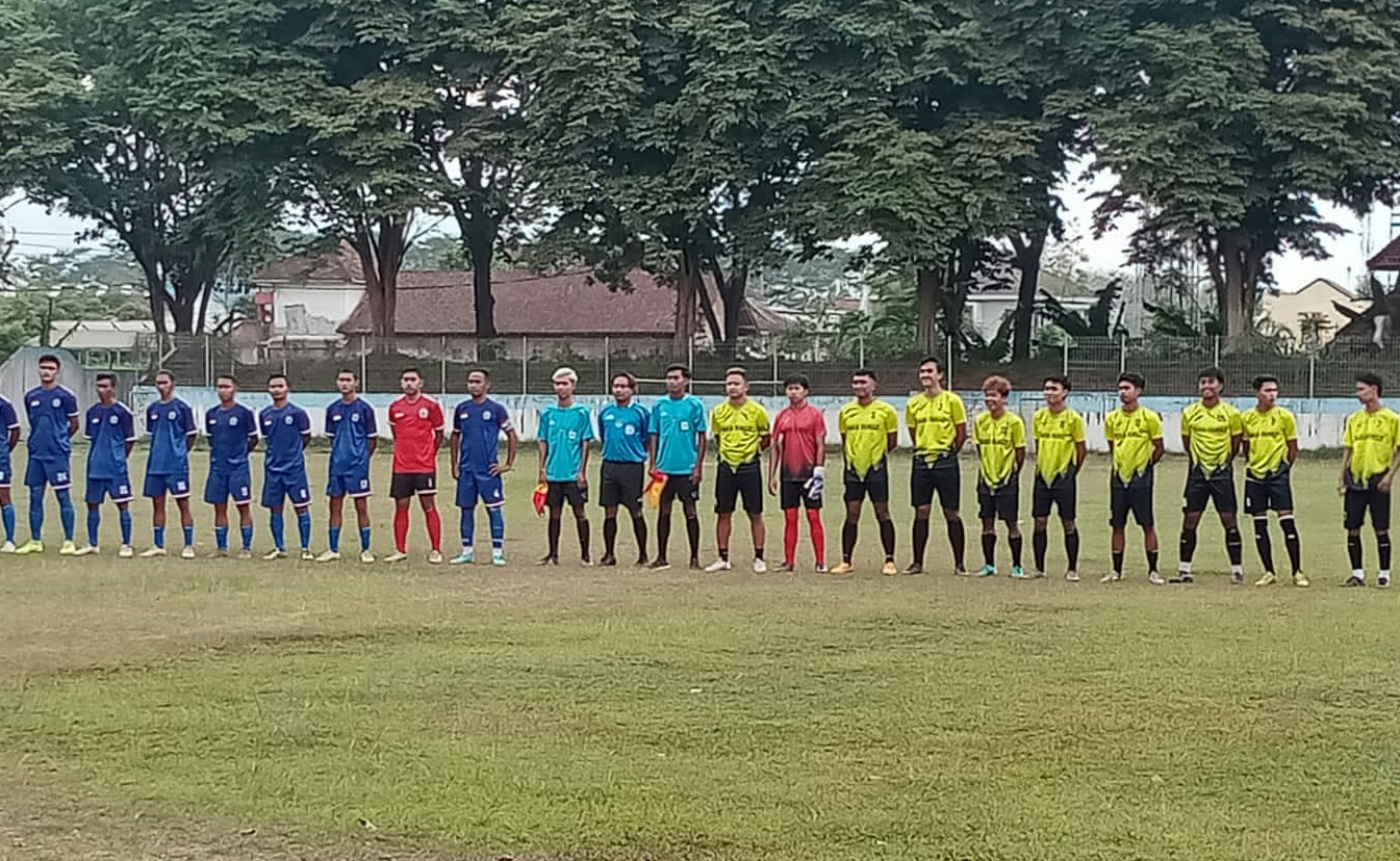 Pertandingan uji coba Persekam Metro FC dan Arema Indonesia di Stadion Kahuripan Talok yang sekaligus sebagai home base Persekam Metro FC, Sabtu (9/10/2021) sore. /Foto: Imron Haqiqi.