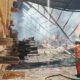 Petugas sedang melakukan pembasahan di PT Karya Mandiri di Jalan Mayjend Sungkono Desa Sekarkurung Kecamatan Kebomas Kabupaten Gresik yang terbakar, Rabu (13/10/2021)./Foto: Bram