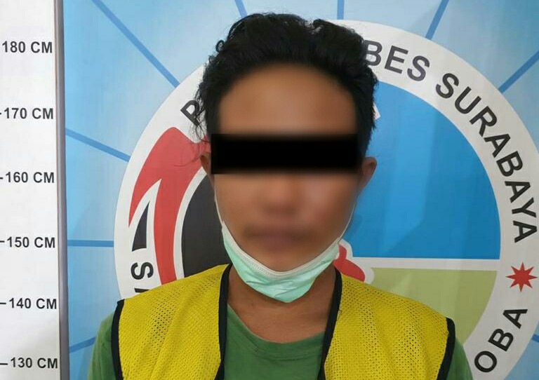 Tersangka FR (24) saat ditangkap Satnarkoba Polrestabes Surabaya, Rabu (13/10/2021)./ Foto: Wicak