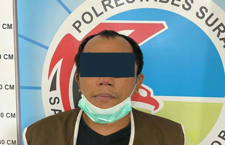 Seorang bandar narkoba MD (41) ditangkap Satnarkoba Polrestabes Surabaya, Kamis (14/10/2021)./ Foto: Wicak