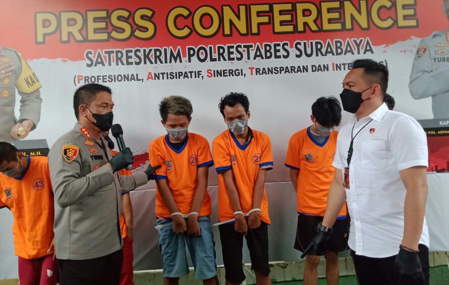 Kapolrestabes Surabaya Kombes Pol Akhmad Yusep Gunawan (kiri) saat menanyai salah satu pelaku, Senin (18/10/2021)./ Foto: Wicak