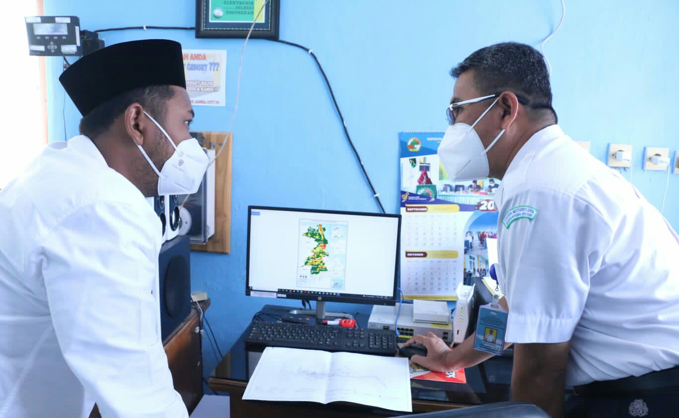 Bupati Gresik Fandi Akhmad Yani (kiri) bersama Kepala Stasiun BMKG Bawean Ari Widjajanto, Senin (18/10/2021)./ Foto: Humas Pemkab