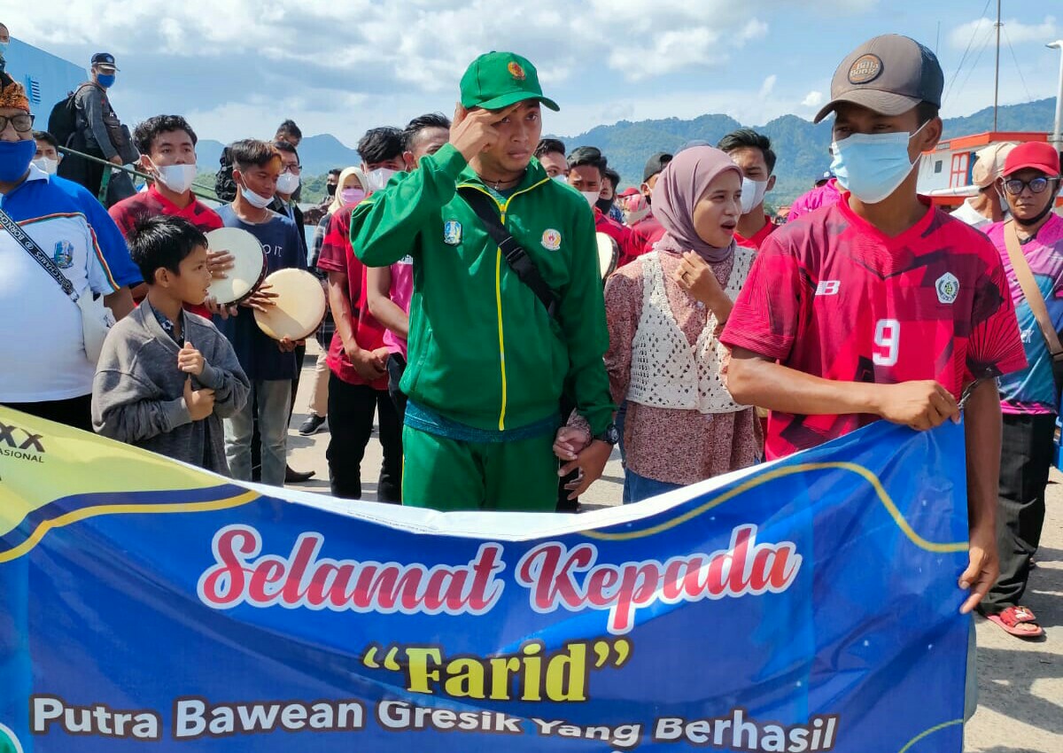 Atlet Sepak Takraw, Farid yang menyumbangkan emas di ajang PON XX Papua disambut meriah saat tiba di Pulau Bawean, Minggu (17/10/2021)./ Foto: Isimewa