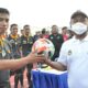 Bupati Gresik Fandi Akhmad Yani (kanan) saat membuka turnamen Piala Bupati U20 di Gelora Joko Samudero, Sabtu (23/10/2021)./ Foto: Bram
