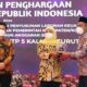 Teksfoto: Bupati Gresik Fandi Akhmad Yani saat menerima penghargaan WTP dari Gubernur Jatim Khofifah Indar Parawansa di Hotel Kokoon, Banyuwangi, Jawa Timur, Jumat (29/10/2021)
