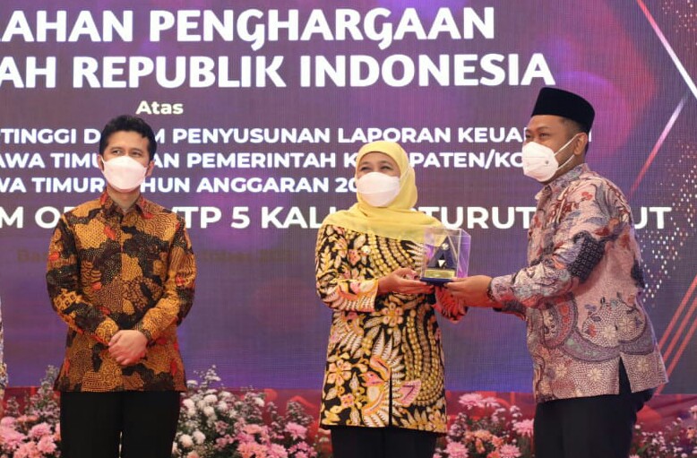 Teksfoto: Bupati Gresik Fandi Akhmad Yani saat menerima penghargaan WTP dari Gubernur Jatim Khofifah Indar Parawansa di Hotel Kokoon, Banyuwangi, Jawa Timur, Jumat (29/10/2021)