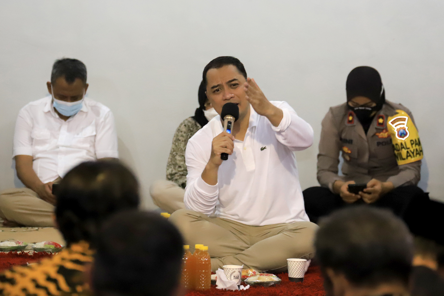 Wali Kota Surabaya Eri Cahyadi saat berdialog dengan warga Balai RW X, Kelurahan Ngagelrejo, Kecamatan Wonokromo./ Foto: Yul