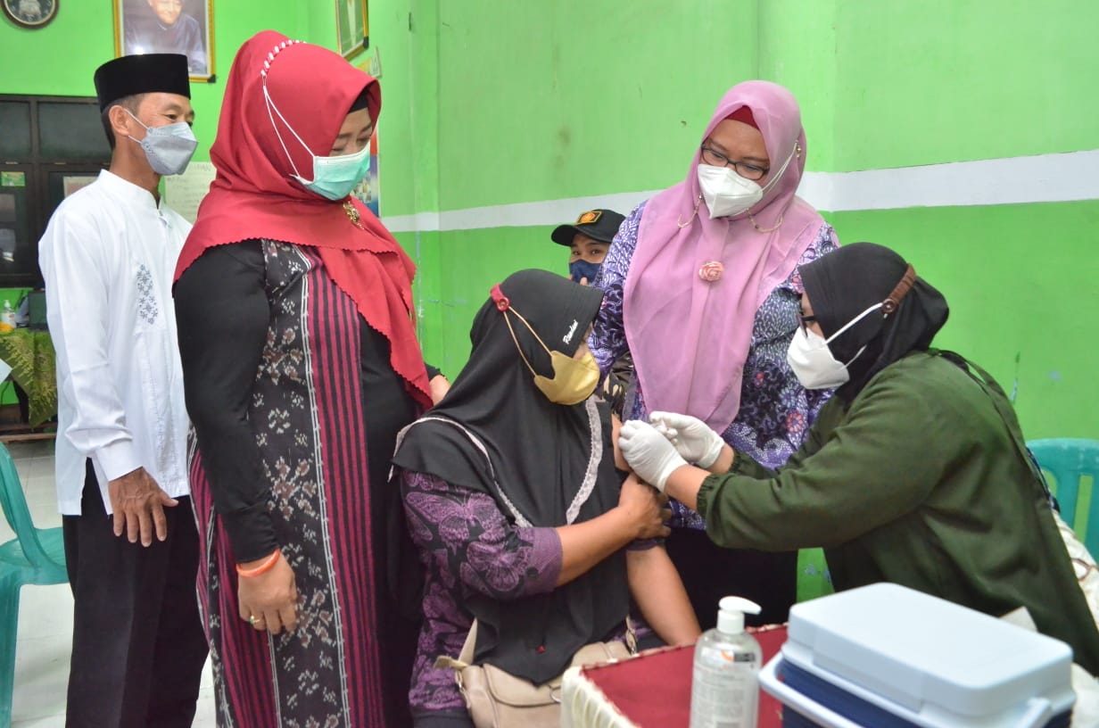 Wakil Bupati Gresik, Aminatun Habibah hari ini meninjau pelaksanaan vaksinasi yang diinisiasi oleh Majelis Wakil Cabang Nadhlatul Ummah (MWC NU) di Kecamatan Wringinanom, Sabtu (2/10/2021).
