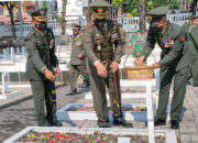 Komandan kodim 0817/ Gresik Letkol INF. Taufik Ismail saat melakukan tabur bunga peringatan HUT TNI ke 76 di makam Pahlawan, Senin (4/10/2021)./ Foto: Bram