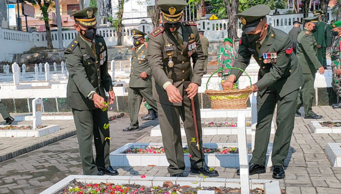 Peringati HUT TNI ke 76, Dandim 0817 Gresik Tabur Bunga