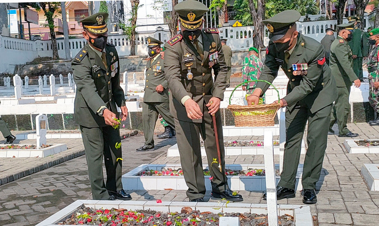 Komandan kodim 0817/ Gresik Letkol INF. Taufik Ismail saat melakukan tabur bunga peringatan HUT TNI ke 76 di makam Pahlawan, Senin (4/10/2021)./ Foto: Bram