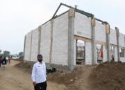 Pembangunan gedung SMPN 2 Puri yang saat ini sedang dikebut oleh pihak kontraktor, Jumat (8/10/2021)./ Foto: Susan