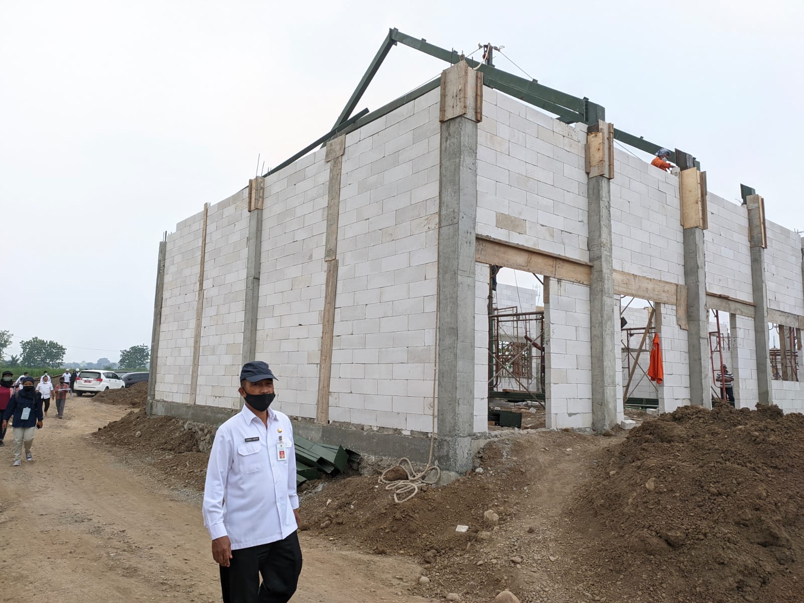 Pembangunan gedung SMPN 2 Puri yang saat ini sedang dikebut oleh pihak kontraktor, Jumat (8/10/2021)./ Foto: Susan