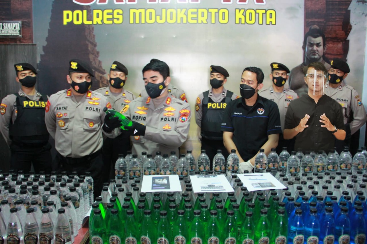 Sebanyak 387 botol jenis arak bali diamankan Sat Samapta Polres Kota Mojokerto, Kamis (14/10/2021)./ Foto: Susan